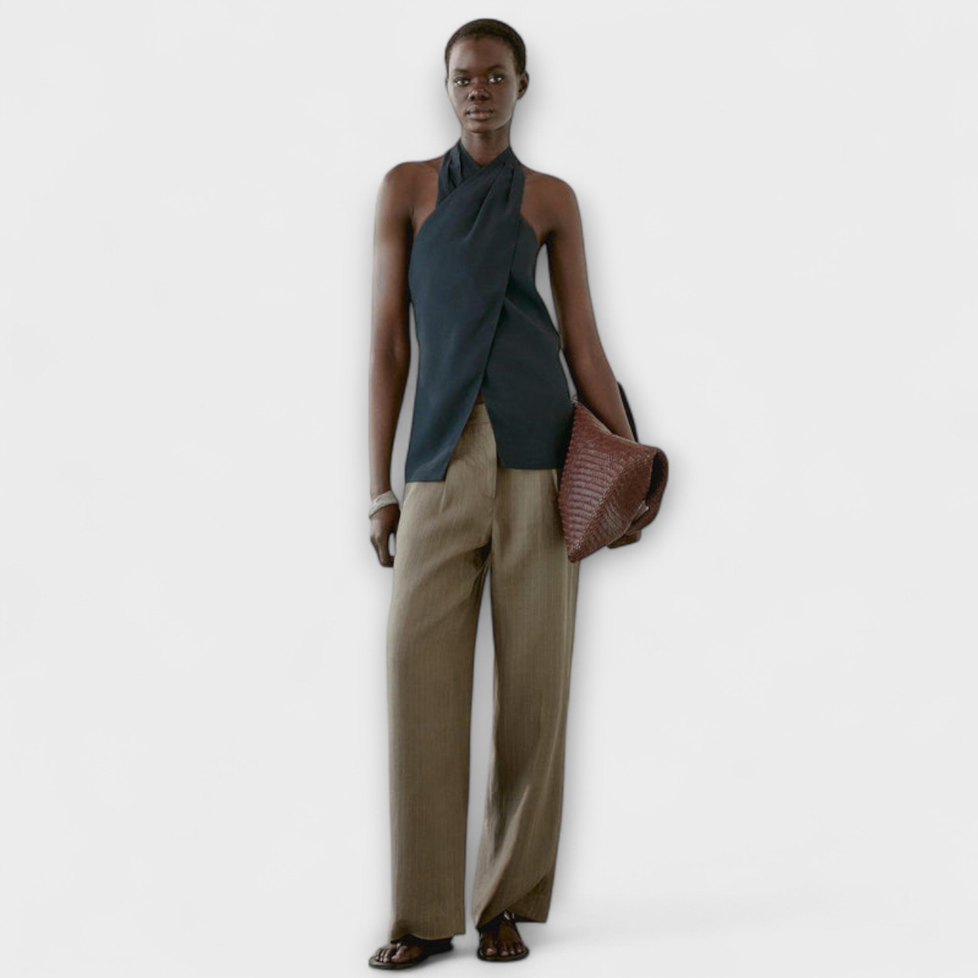 Leah - Blauer Neckholder-Top mit Rückenschlitz