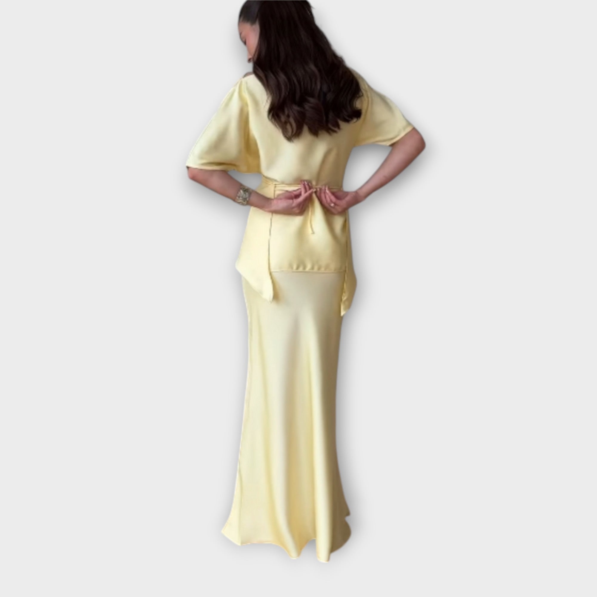 Finja - Off-Shoulder Top mit Knotenfront und Rockensemble