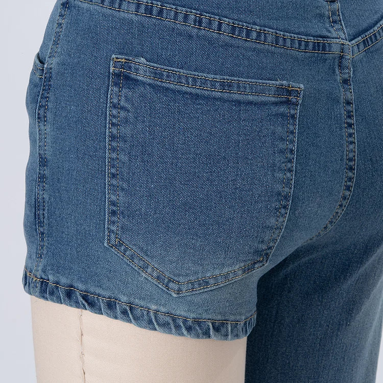 Astra - Trendige asymmetrische Denim-Shorts mit einem Schulterriemen