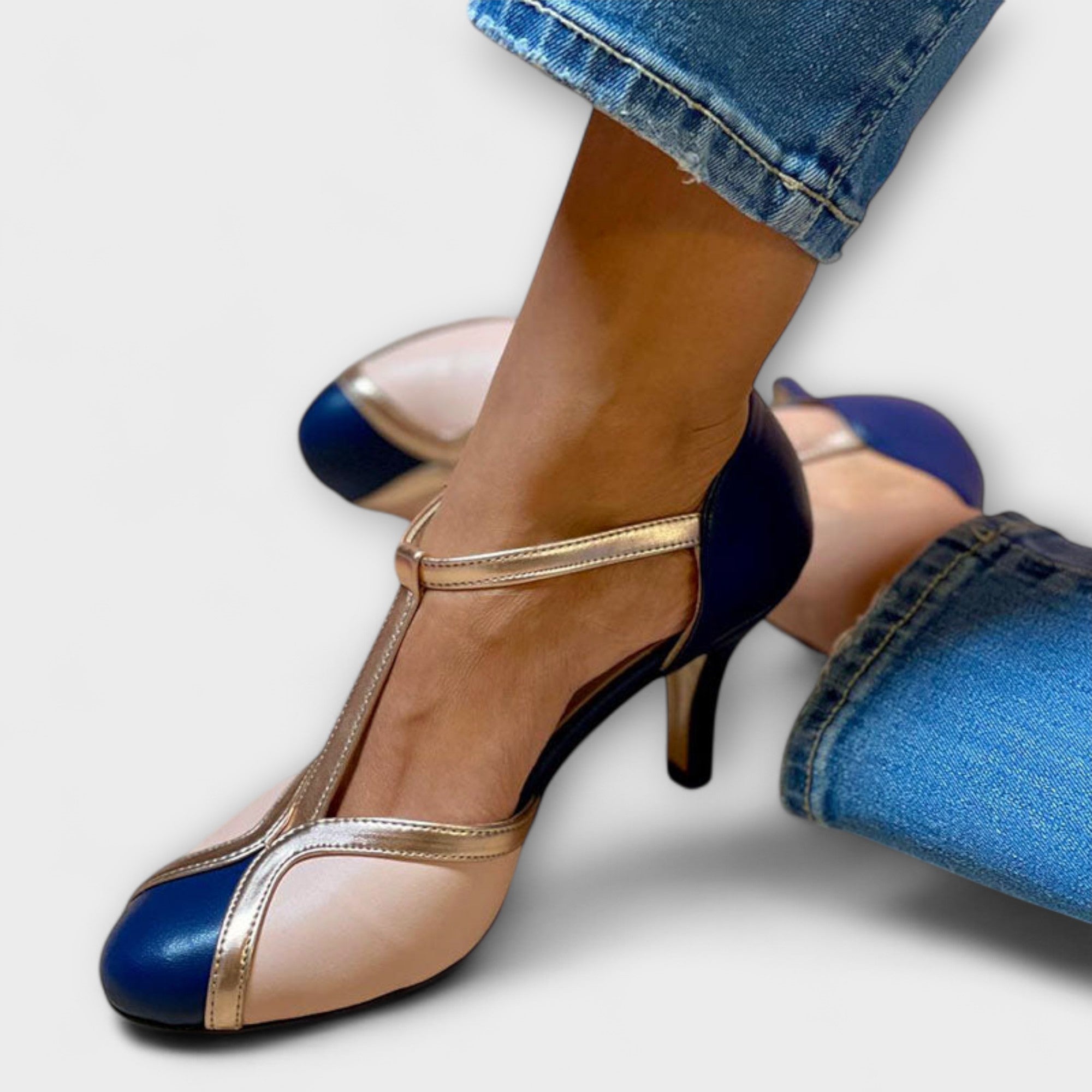 Alessia – Zwei-Ton T-Strap Eleganz