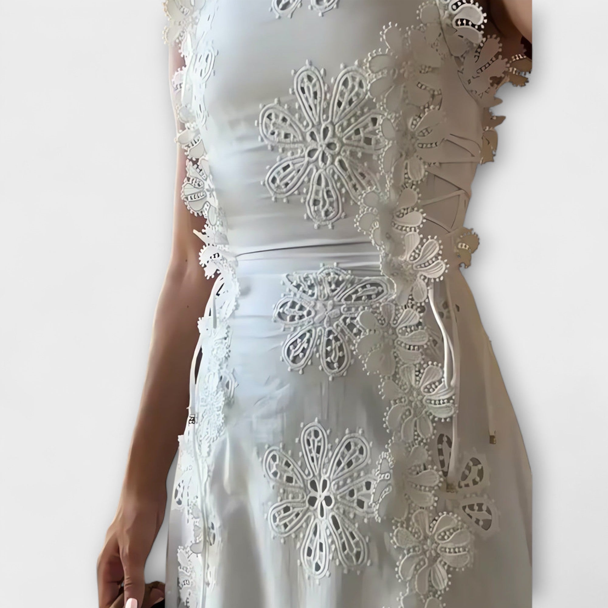 Éliora – Maxikleid mit Spitzenblumenmuster und Bändern