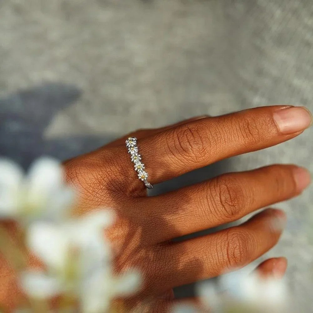 Verstellbarer Silberring mit handgemaltem Emaille-Gänseblümchen
