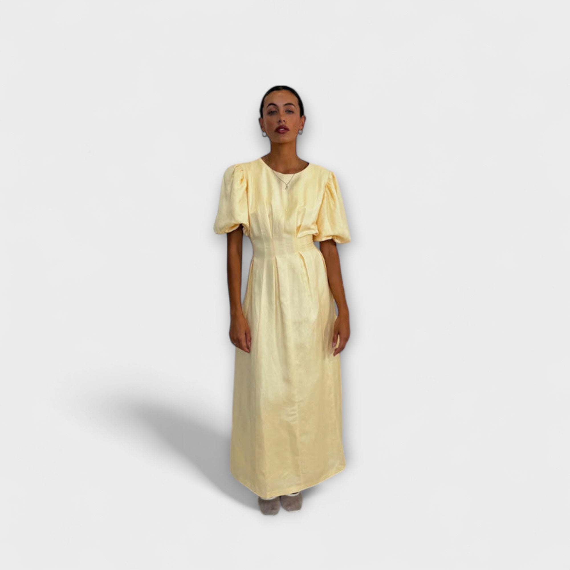 Josephine - Buttergelbes Maxikleid mit Luftigem Design