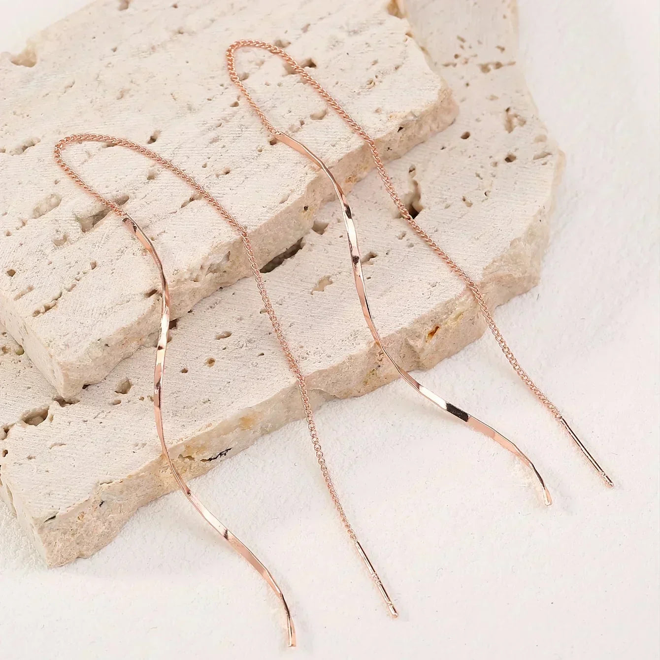 Lange Ohrringe mit Wellen-Design