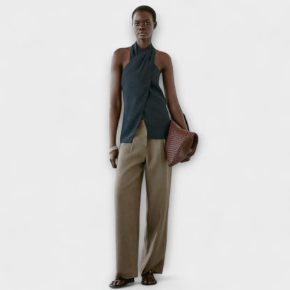 Hannah - Blauer Haltertop mit Rückenausschnitt