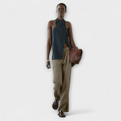 Hannah - Blauer Haltertop mit Rückenausschnitt