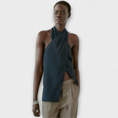 Hannah - Blaues Haltertop mit Rückenausschnitt