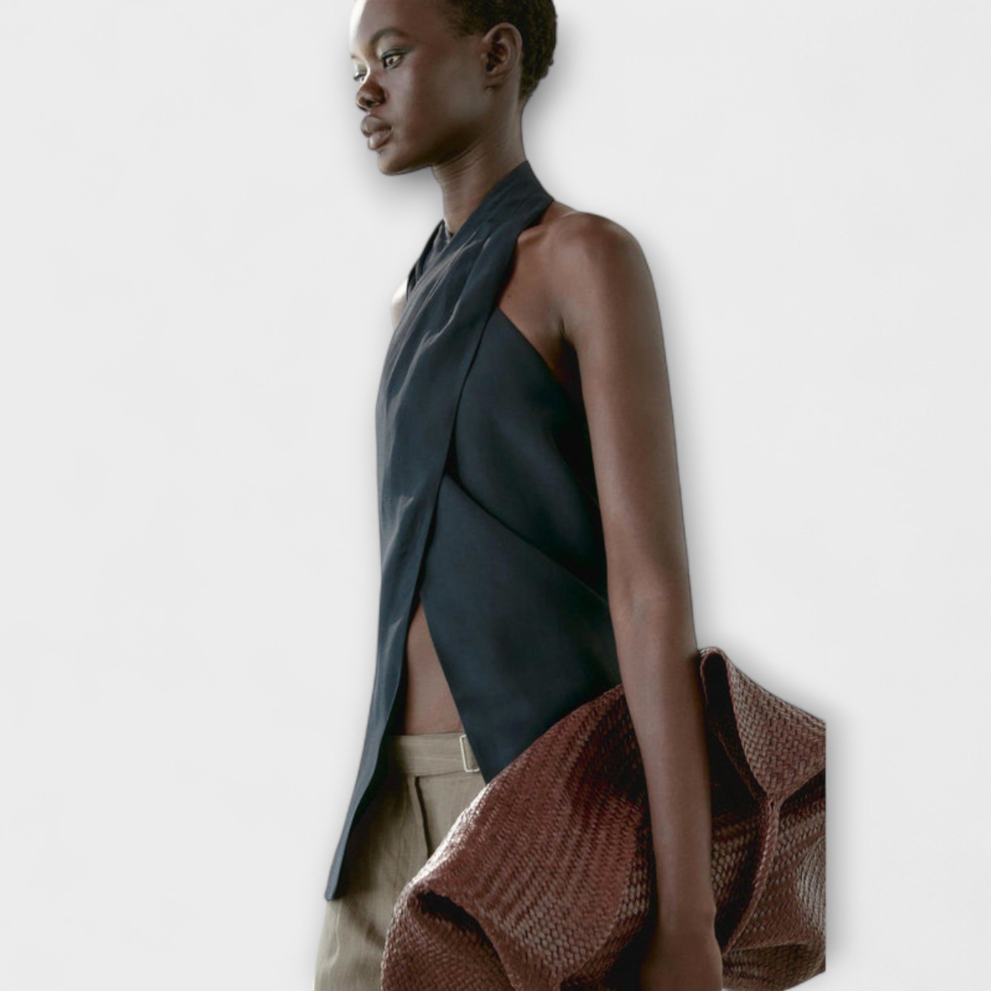 Hannah - Blaues Haltertop mit Rückenausschnitt