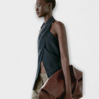 Hannah - Blaues Haltertop mit Rückenausschnitt