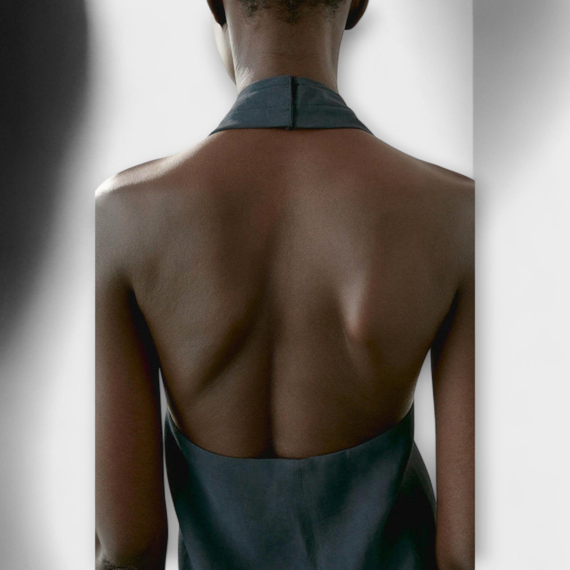 Hannah - Blaues Haltertop mit Rückenausschnitt