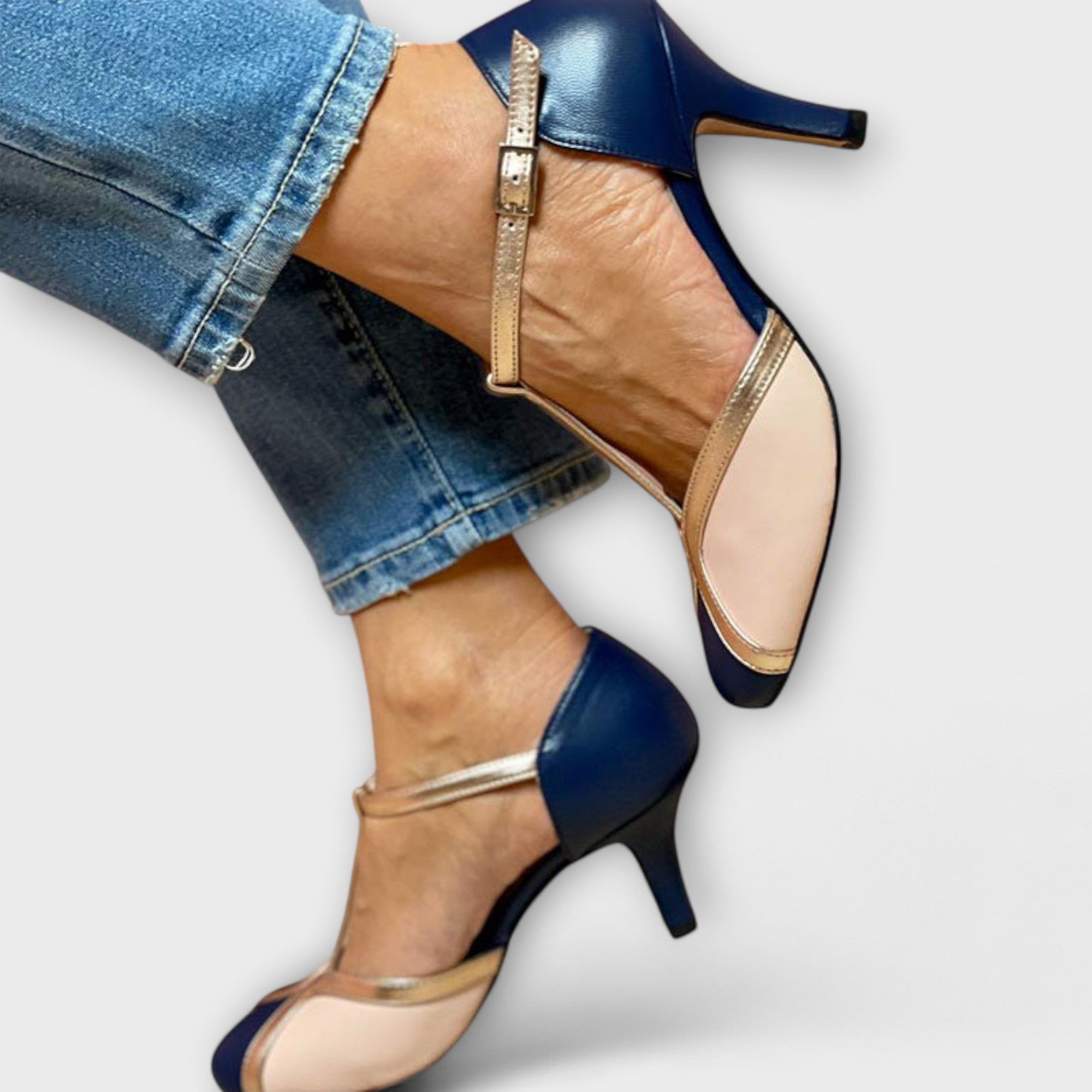 Alessia – Zwei-Ton T-Strap Eleganz