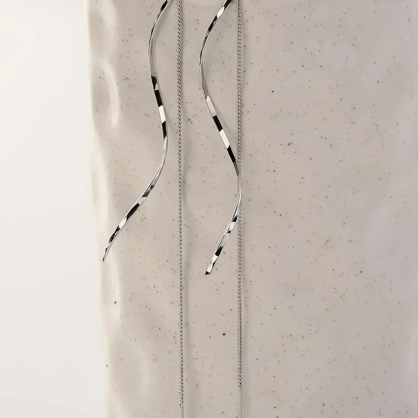 Lange Ohrringe mit Wellen-Design