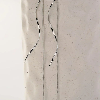 Lange Ohrringe mit Wellen-Design
