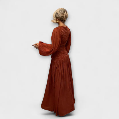 Elegantes Faltenkleid mit langen Ärmeln